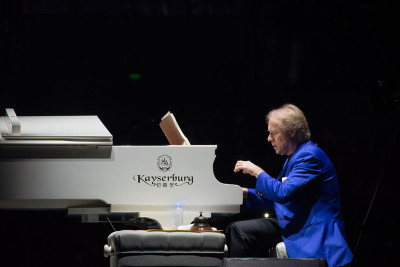 理查德·克莱德曼：世界钢琴王子与恺撒堡钢琴的浪漫情缘