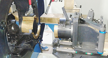 昆山立式焊接专机的工作原理和操作注意事项。
