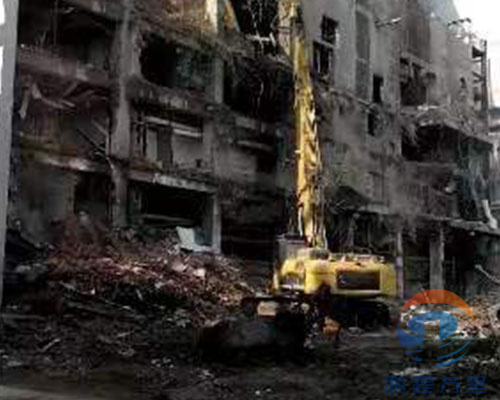 吐鲁番大型楼房拆除