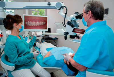 牙科医生牙科放大镜的实践