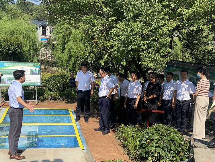 8月3日湖南省毛伟明省长在洪江参观我公司改厕和污水处理一体化现场