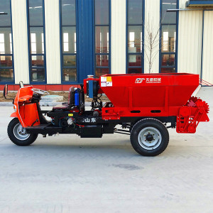 新疆农用三轮车改装的撒肥机