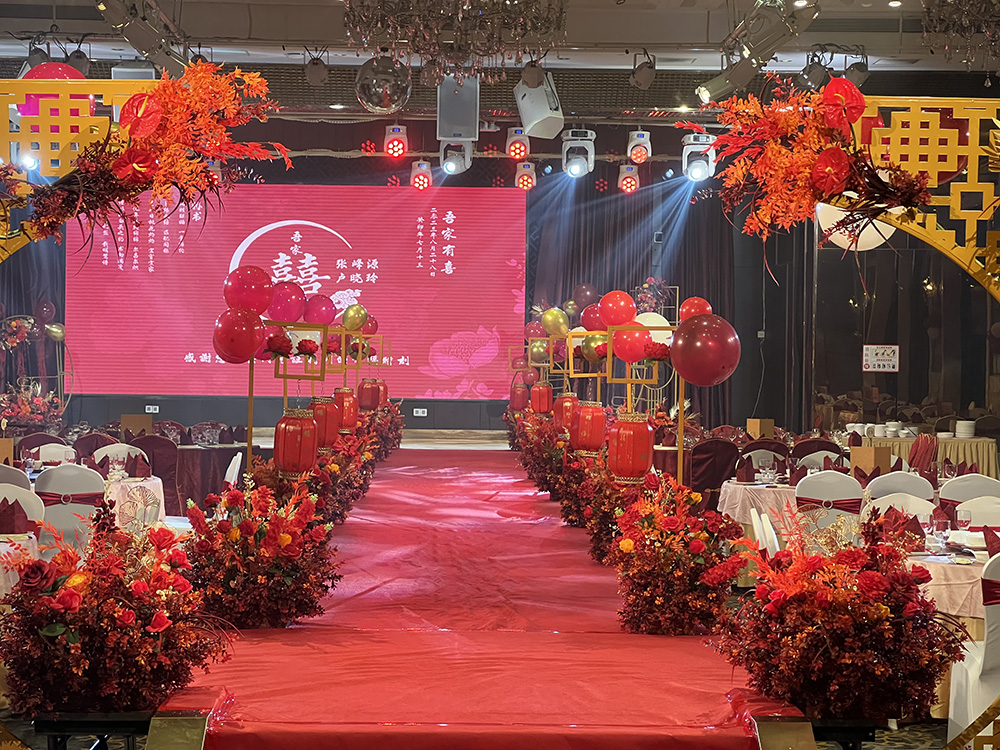 丽景国际酒店中式婚礼红色主题仿真花布景装饰案例