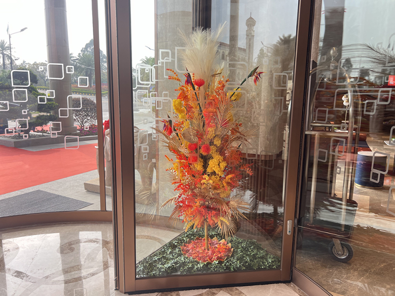 惠州北站希尔顿酒店转门花装饰美化实例