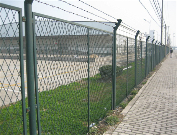 平湖护栏网在交通安全中的作用