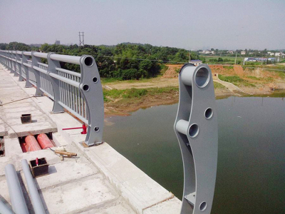 不锈钢河流道路护栏安装案例