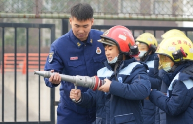六力学校初中部参观消防队实践活动报道
