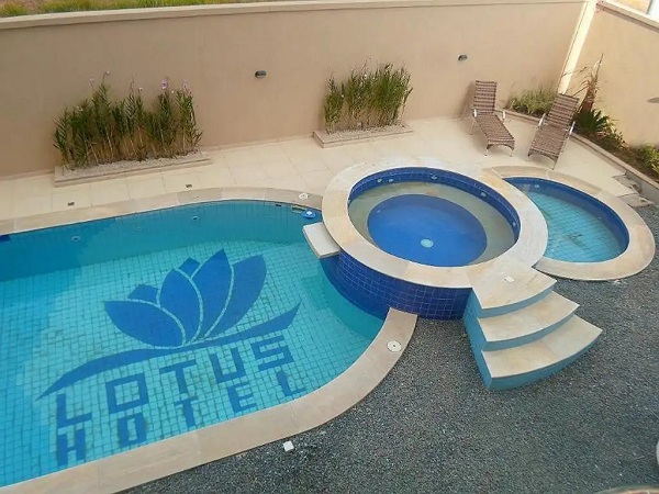 游泳池瓷砖