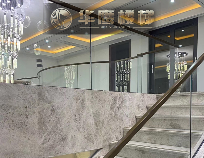 东莞在公共场所装修中玻璃楼梯的安全性与使用效果怎样？