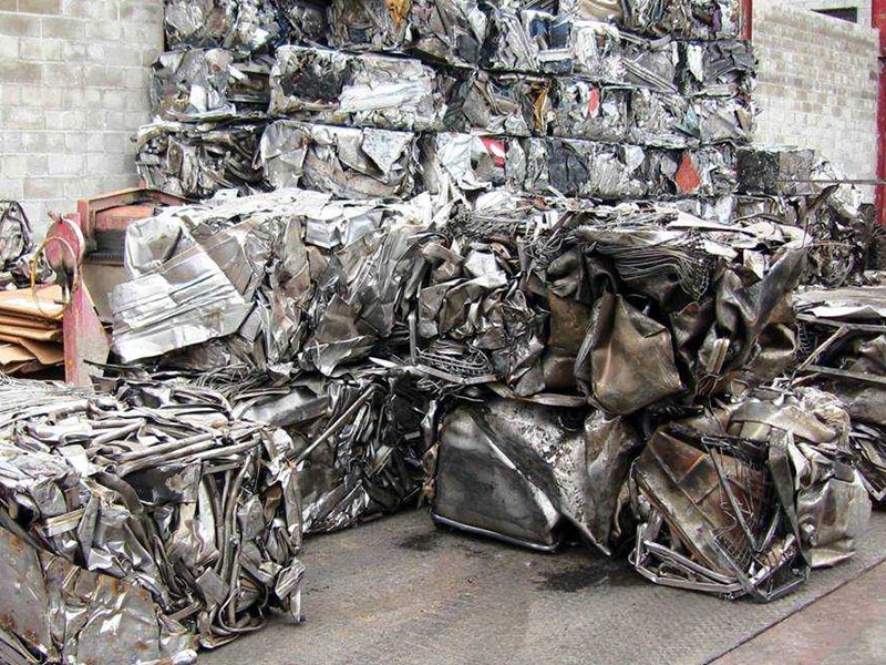 现在回收金属废料多少钱一吨？废铁废旧物资回收站电话，废旧物资废铁回收哪家好？