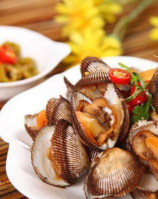山东威海：春海鲜迎来上市季 鲜鱼价稳虾蟹贝类价高