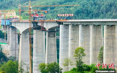 中国高铁在建项目高、跨最大的T构连续梁合龙