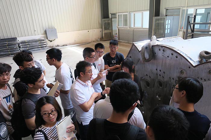总工程师王海向学生零件加工过程