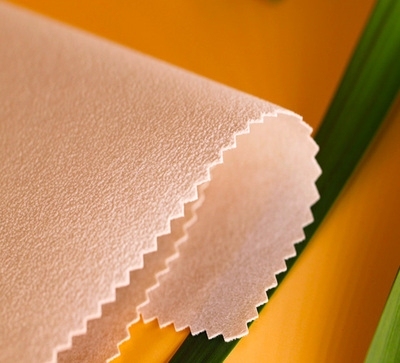 在日常生活中，植绒布属于什么材料